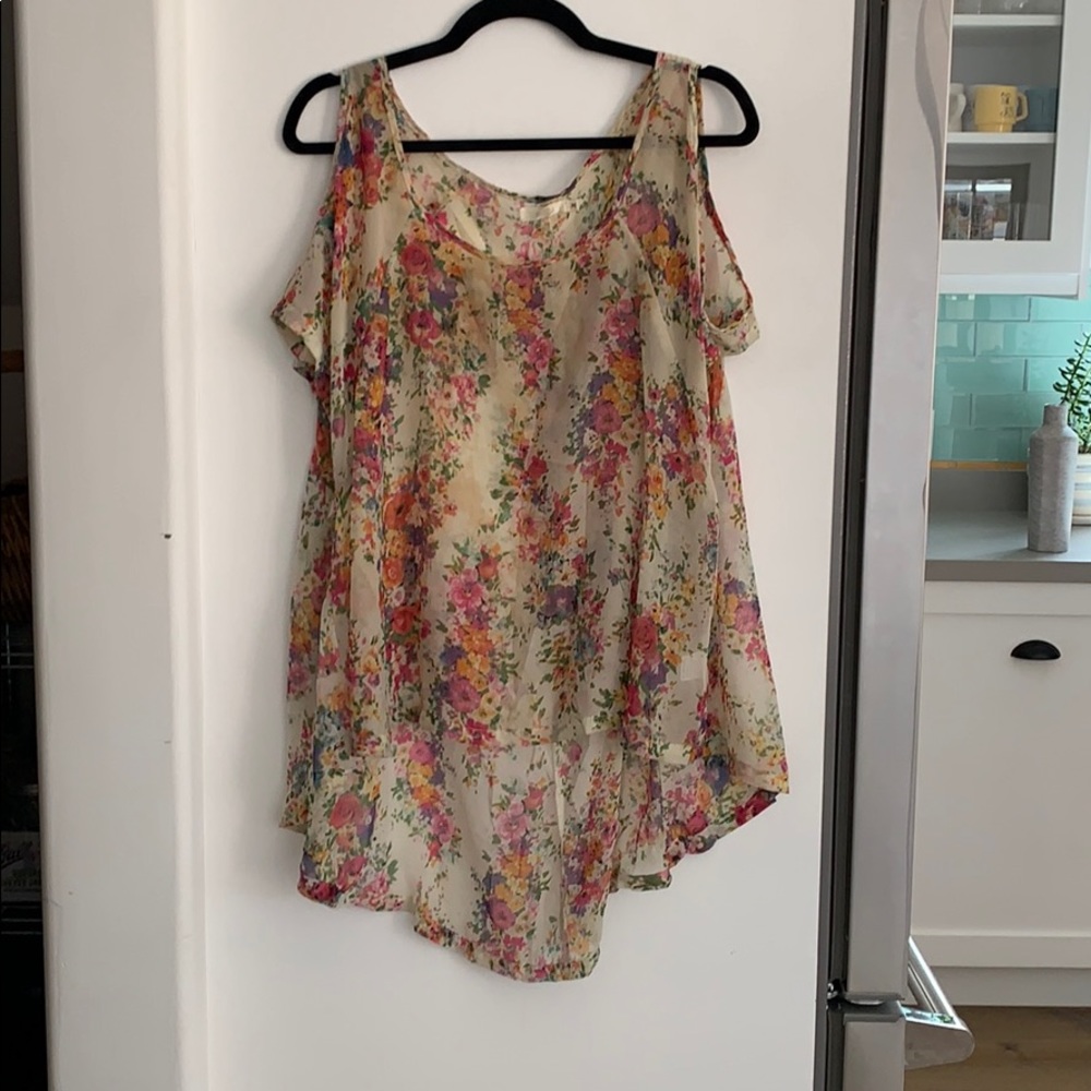 Pretty floral top. Perfect for spring and summer